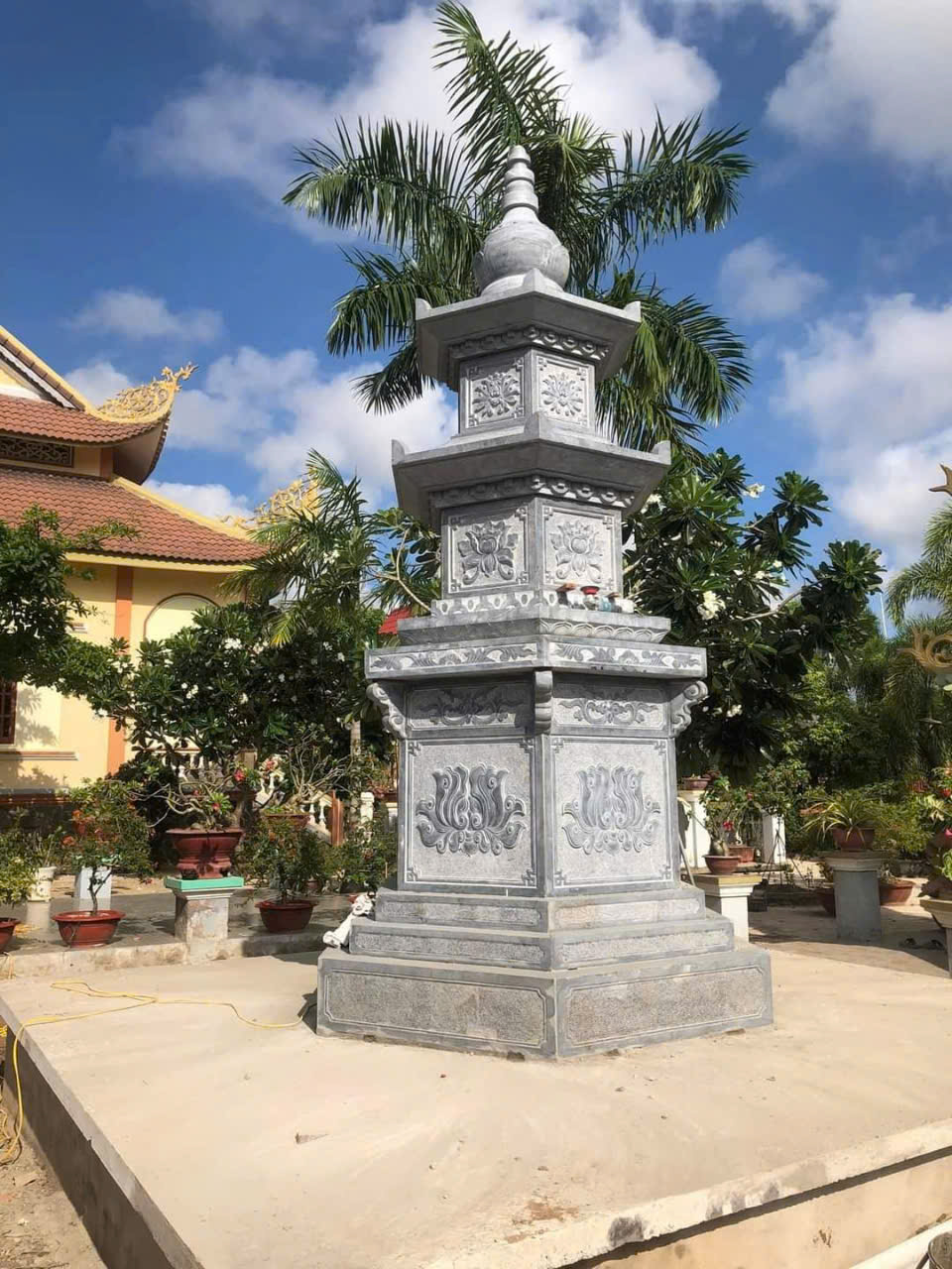 Tháp mộ đẹp cất tro cốt hay còn gọi là Tôn sư tháp.