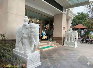 Nhà Tọa Sơn Hướng Thủy Nên Đặt Tượng Voi Đá Để Chiêu Tài Lộc