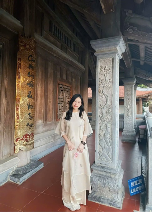 Giới Trẻ Mặc Áo Dài Chụp Ảnh Tết Sớm Tại Chùa Lam Sơn Nghệ An