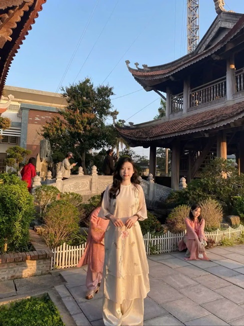 Giới Trẻ Mặc Áo Dài Chụp Anh Tết Sớm Tại Chùa Lam Sơn Nghệ An