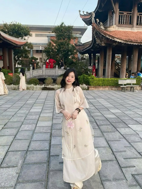 Giới Trẻ Mặc Áo Dài Chụp Ảnh Tết Sớm Tại Chùa Lam Sơn Nghệ An