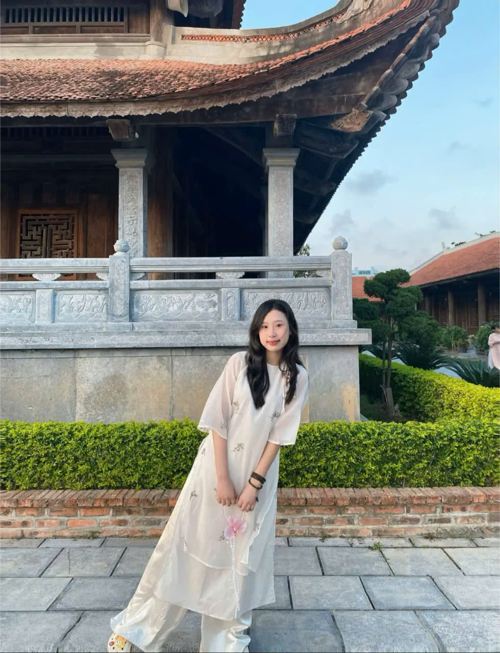 Giới Trẻ Mặc Áo Dài Chụp Anh Tết Sớm Tại Chùa Lam Sơn Nghệ An