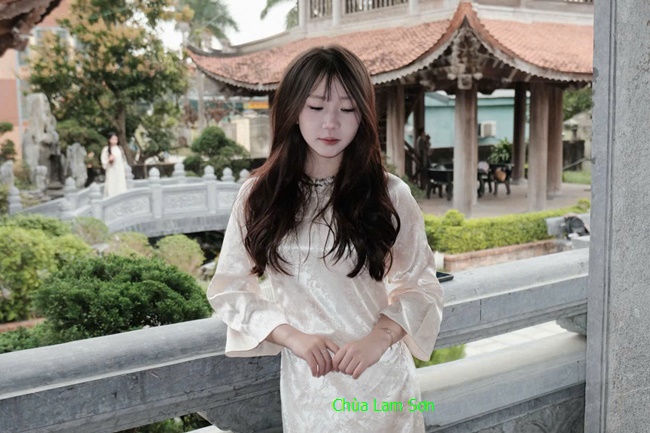 Giới Trẻ Mặc Áo Dài Chụp Ảnh Tết Sớm Tại Chùa Lam Sơn Nghệ An
